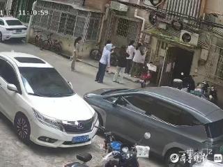 广东一社区清理小广告被指摆拍，社区回应