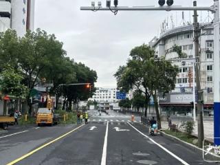 市民反映信号灯被树遮挡 黄山市交警联合园林部门迅速处置
