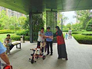 济南市公安局历城分局港沟派出所到辖区紫檀园小区开展反邪教宣传