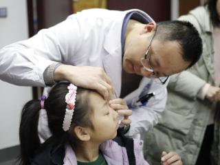 南昌普瑞眼科：OK镜左右眼戴错了，后果很严重吗？