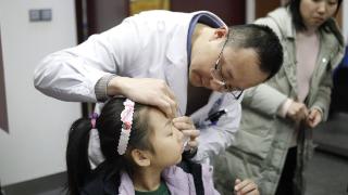 南昌普瑞眼科：OK镜左右眼戴错了，后果很严重吗？