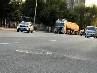 华商说法|骑车经下沉路面摔摔倒致十级伤残 市民将道路维管单位告上法庭 责任究竟如何划分？