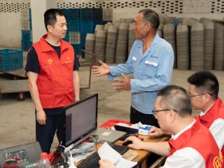 东台农商银行金融“活水”润桑田 党员先锋助茧丰