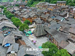 村里喜事多，幸福的歌声响遍高原和大山