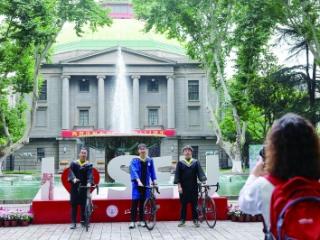 又到一年毕业季 大学生校园拍照留念