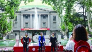 又到一年毕业季 大学生校园拍照留念