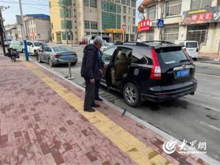 【浓情暖域】农行员工暖心陪伴，帮助行动不便老人顺利回家