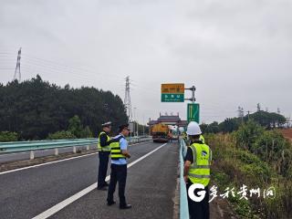 贵州交通执法九支队三大队高效解决大件运输车辆出站难题