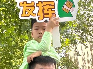 5岁小朋友骑上爸爸肩头迎接姐姐出考场