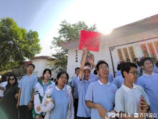 济南中考首日直击：考场外比考场内更“热闹”