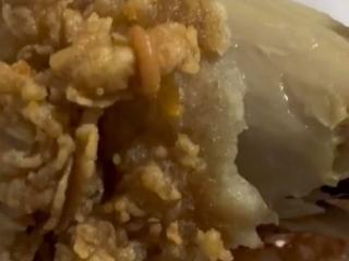 华莱士鸡腿爬出活蛆虫？商家回应
