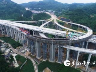 贵安扩容项目朱昌互通立交T梁全部架设完成