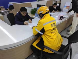 1006天零间断！她用每日一份短险，为数百个家庭守住生活底线