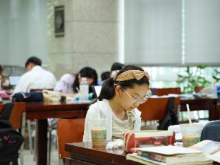 南京图书馆“打破阅读壁垒”：家长携少儿可入成人阅览室