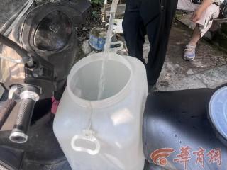 西安一小区底商停水已10天商户每天提桶进小区接水生意难做