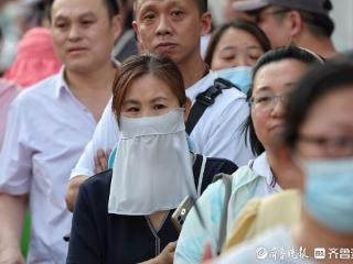 中考首日考试即将结束，家长35°C高温下提前迎考生