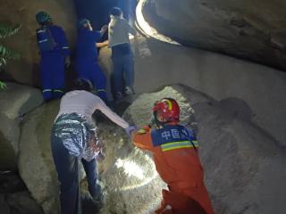 三女子登山迷路，济宁消防出动救援