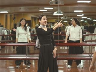 59岁的她当上形体模特老师 培养的学员超过1000人