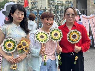 中考首日考点直击 场外“陪考团”温情守护