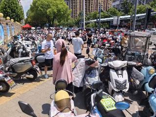 中考首日观察：六安考点送考车辆“变小”，两轮电动车摩托车成主力