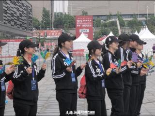 “恭喜完赛！”贵州商学院144名“青春助威团”为贵马选手送上最暖冲刺礼