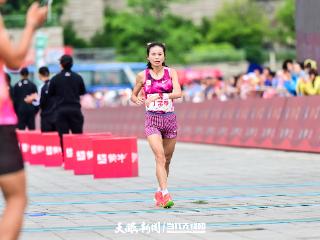 2025贵阳马拉松｜“最牛妈妈！” 贵州名将丁常琴获网友点赞