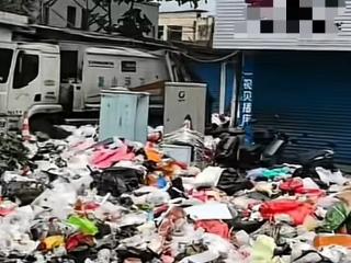 广西桂林一路口被堆满垃圾 当地回应：中午已经清理