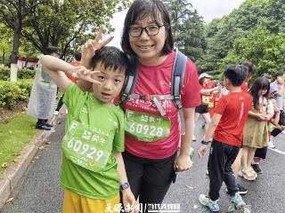 2025贵阳马拉松｜8岁跑者罗家齐喊话记者：“姐姐，快来采访我！”