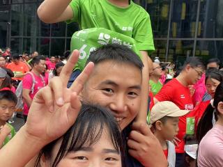 2025贵阳马拉松｜5岁小勇士40分钟征服贵马，赛后宣言：下次要跑更长赛道