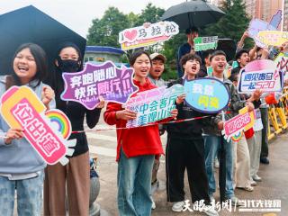 2025贵阳马拉松｜“我在终点等你！”——直击贵马“最甜后援团”，有人吹哨鼓劲，有人带娃助阵……