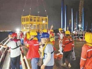 女游客雨中坠海 他们挺身而出