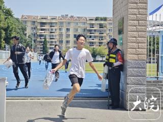 中考考点外涌动“向日葵花海” 全家总动员迎接“凯旋”少年