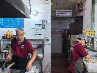 AI盯后厨 外卖安全“码”上见 陕西渭南推行“码上食安”监管模式