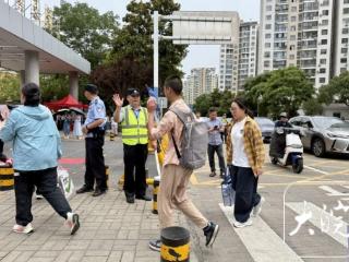 考点外，合肥63岁的他连续护考15年