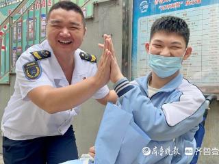 凡人歌·青岛故事｜“车轱辘转一天，爱心就跟一天”