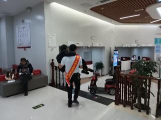 工行贵阳开阳支行：铁骨亦柔情！退伍军人银行员工“公主抱”架起暖心桥梁