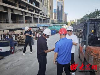 开平路街道执法中队开展工地扬尘治理整治执法检查 守护城市“清新蓝”