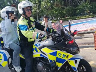 交警铁骑驰援 考生10分钟极速取回忘带准考证