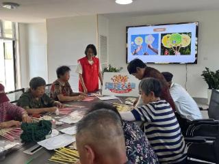 新时代文明实践｜ 青岛柳花泊二社区柳东山小区组织开展“竹丝传情 扇启新章”竹编活动