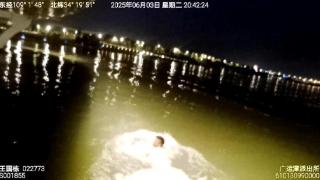 灞河湍急的河水中他们参与生命接力 西安警方寻找救援的“托举者”与“急救者”