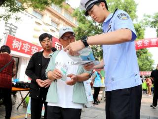荣成市公安局交警大队组织“安全宣传咨询日”活动