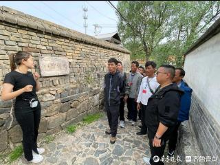 老墙壁“讲活”家风故事，青岛莱西特色胡同成户外课堂