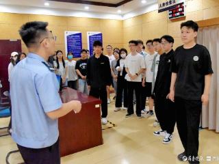 高考落幕，安全起航，东阿公安邀高考生“零距离”体验警营风采