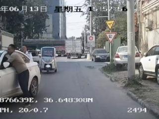 私家车半路抛锚 济南公交驾驶员出手帮忙