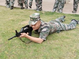 网上有人公然晒枪 民兵小伙协助警方依法查缴
