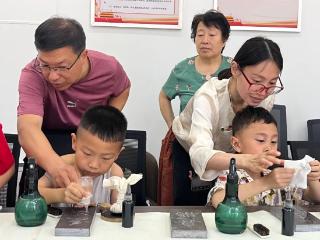 济宁太白湖新区许庄街道鸿顺观邸社区开展“传承非遗 感受拓印之美”儿童周末课堂活