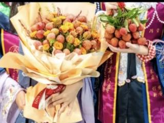 荔枝花束与大包子，还有真金与硬钢 高校今年毕业礼物宠爱值满格