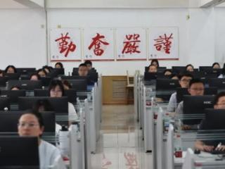 直击天津高考阅卷现场！成绩这时公布 扫码阅读手机版