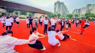 社区拔河比赛活力上演