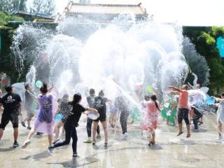 九顶塔第22届泼水节冰爽来袭，解锁济南夏日清凉天花板！